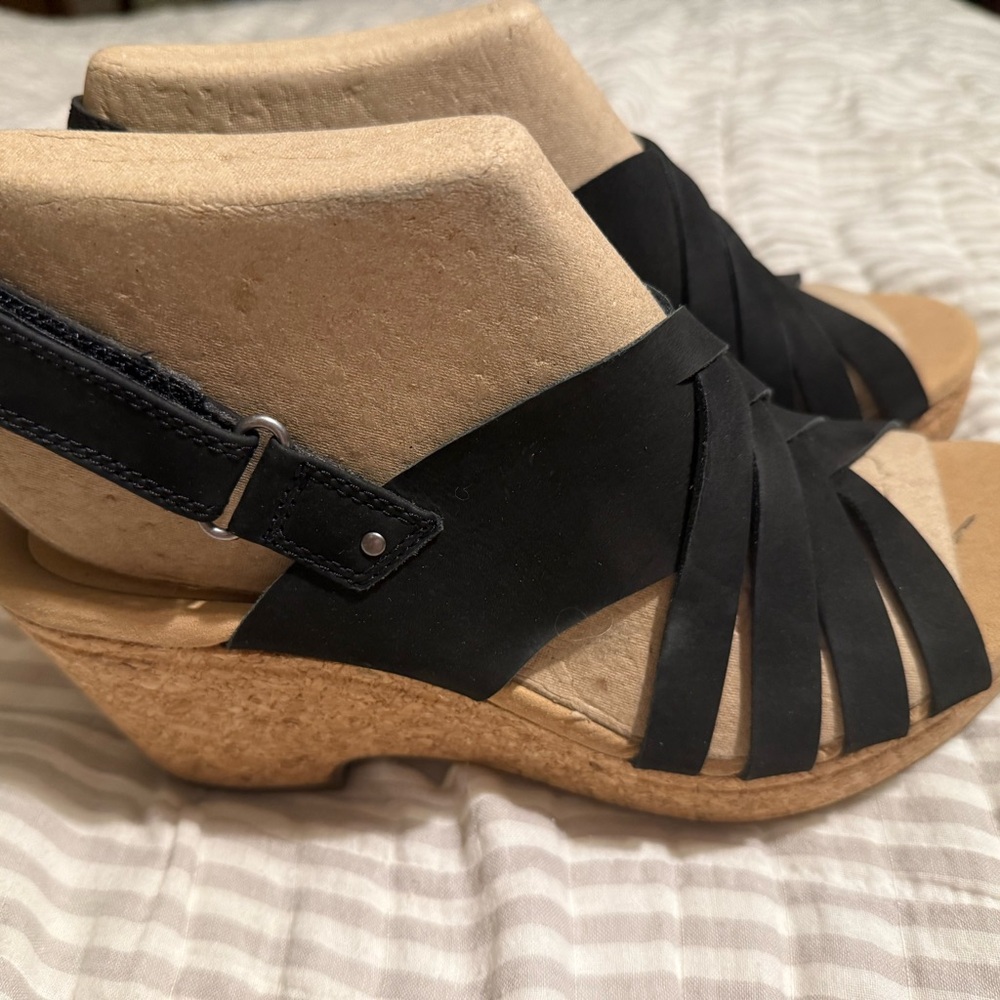 Clarks Black and Tan Wedge Sandals NWT & box